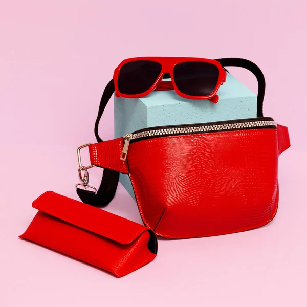 Fashionable red sunglasses and clutch bag. Glamor concept — Stock Photo, Image