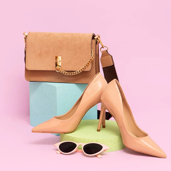 Elegante bolso de embrague, gafas de sol y zapatos de charol. Moda — Foto de Stock