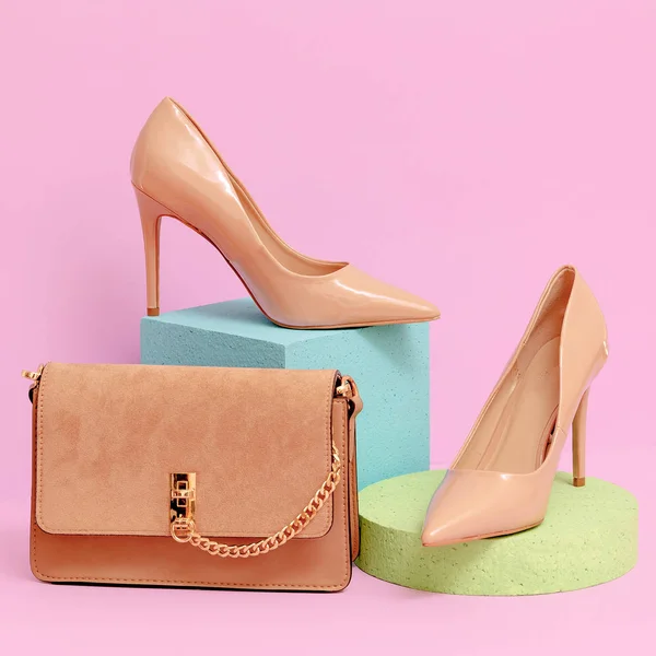 Chaussures et sac femme. Couleurs pastel espace géométrique. Mode et — Photo