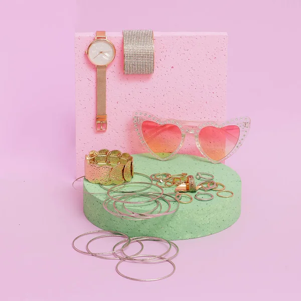 Gafas retro. Elegante reloj de pulsera, pulsera y cosmética —  Fotos de Stock