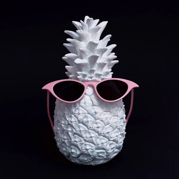 Bílý ananas ve slunečních brýlích v černém prostoru. Minimal de — Stock fotografie