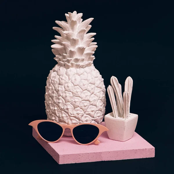 Ananas peint en blanc, cactus et lunettes de soleil élégantes en noir — Photo