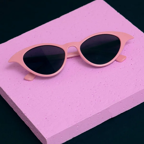 Stílusos rózsaszín szemüveg fekete geometrikus térben — Stock Fotó