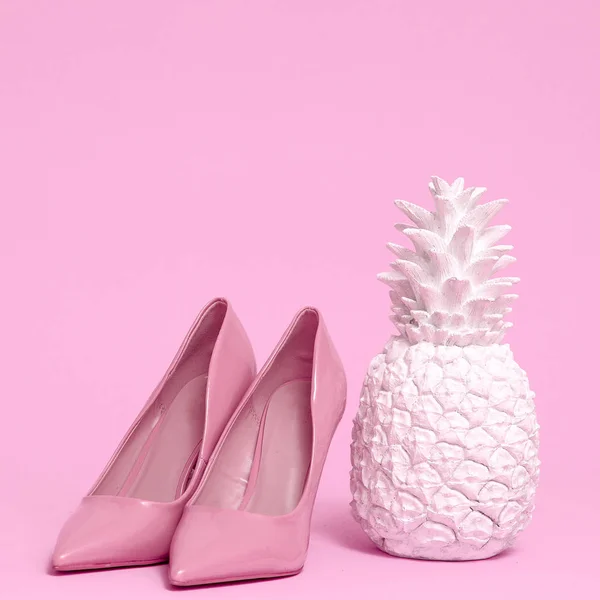 ピンクの女性の靴。スタイリッシュなファッションコンセプト。最小限 — ストック写真