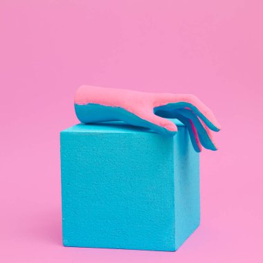 Geometrik uzayda çizilmiş yaratıcı bir el. Moda en az görsel