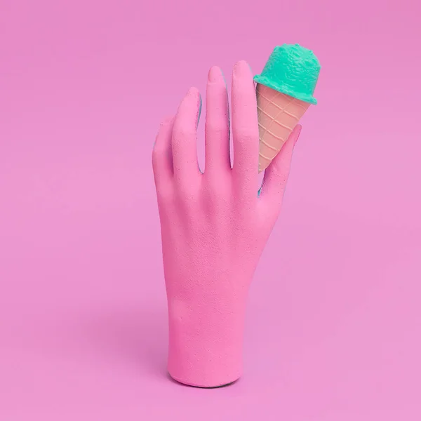 假的手和假的冰淇淋。 极小的塑料艺术 — 图库照片