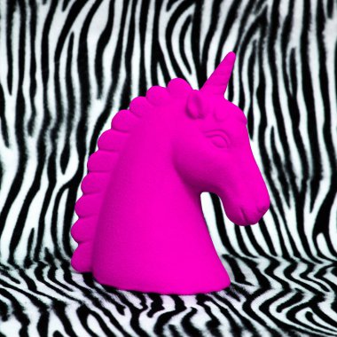 Pembe tek boynuzlu at zebra desenli arka plan sanatı hatırası.