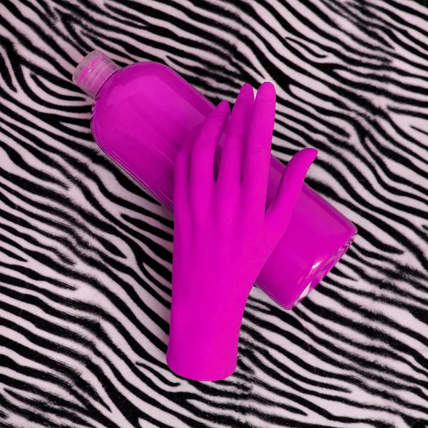 Geschilderde hand en roze verffles op zebraprint. Minimale kunst — Stockfoto
