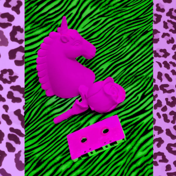 Rosa souvenirer och rosa ljudkassett. Zebras djuravtryck. Mjölk — Stockfoto