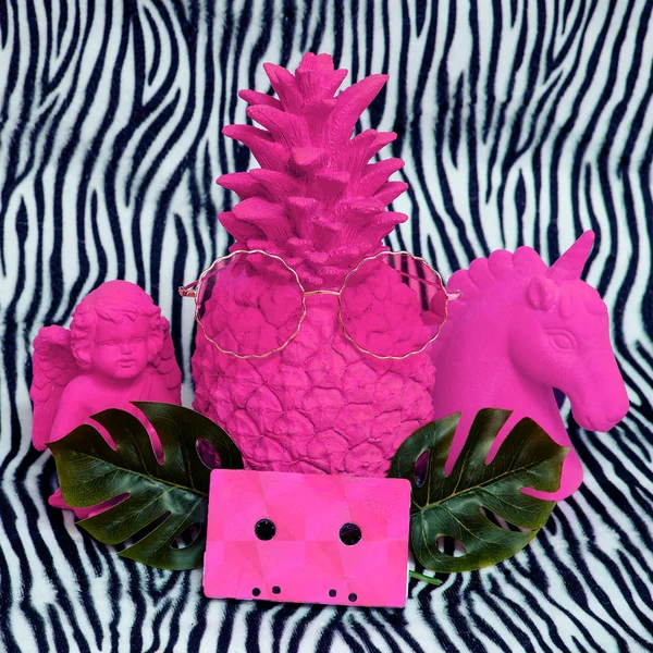 Souvenir peint rose ambiance fête tropicale. Mode créative min — Photo