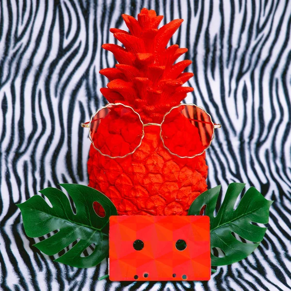 Boyalı Ananas. Tropik parti havası. Moda yaratıcılığı asgari — Stok fotoğraf