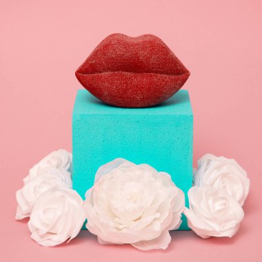 Makyaj dudakları ve beyaz güller. En küçük sanat