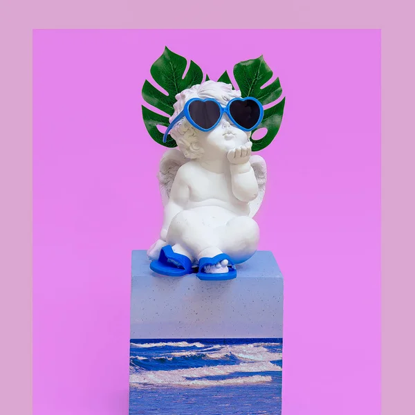 Angel souvenir in summer beach atmosphere.  Minimal art — Stock Photo, Image