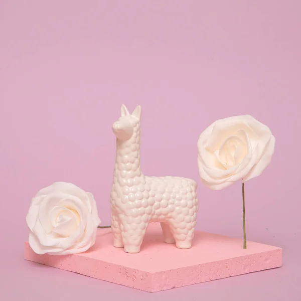 Llama blanca sobre un fondo de flores rosadas. Arte laico plano mínimo — Foto de Stock