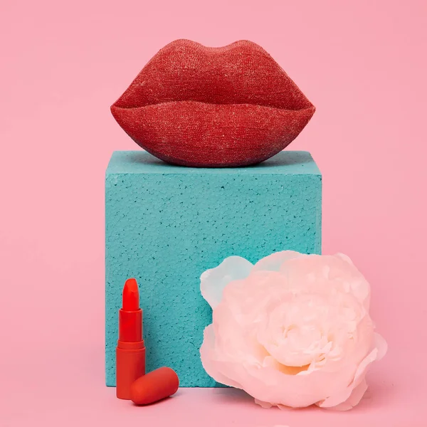 Composition maquillage élégant lèvres et rouge à lèvres. Art minimal — Photo
