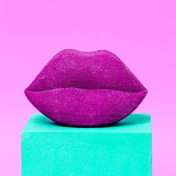 ファッションピンクの唇。最小限のコンセプトアートを作る — ストック写真