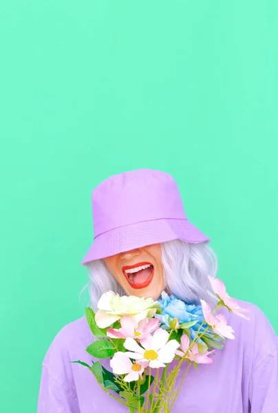 Positiv Sommartjej Med Blommor Trendig Hatt Design Pastellfärger — Stockfoto