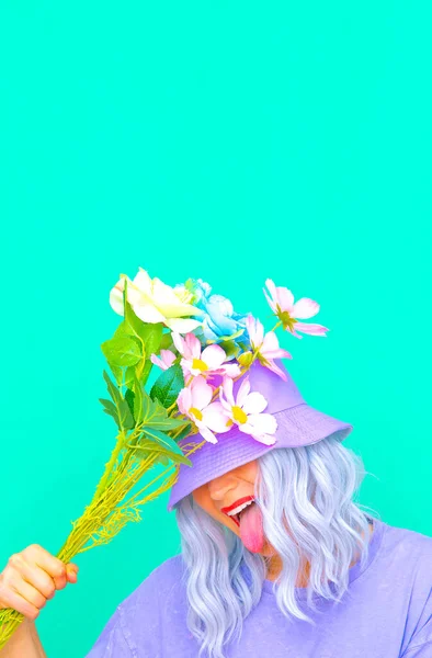 Lekfull Positiv Sommartjej Med Blommor Trendig Hatt Design Pastellfärger — Stockfoto