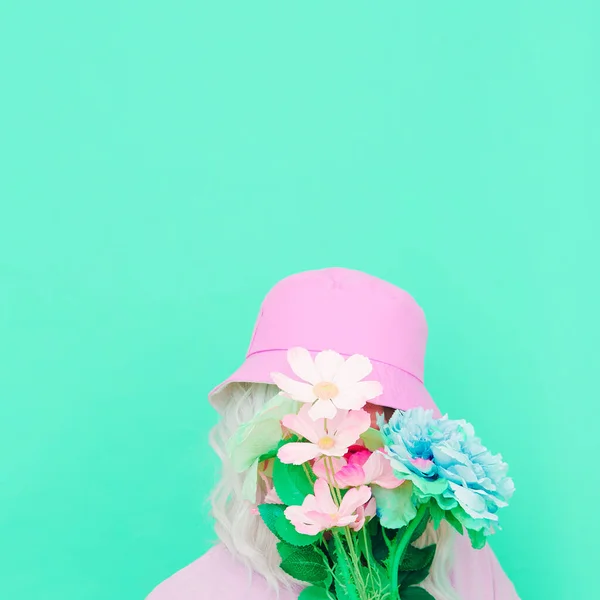 流行のバケツの帽子の花と官能的な夏の女の子 新鮮なパステルカラーの振動 — ストック写真