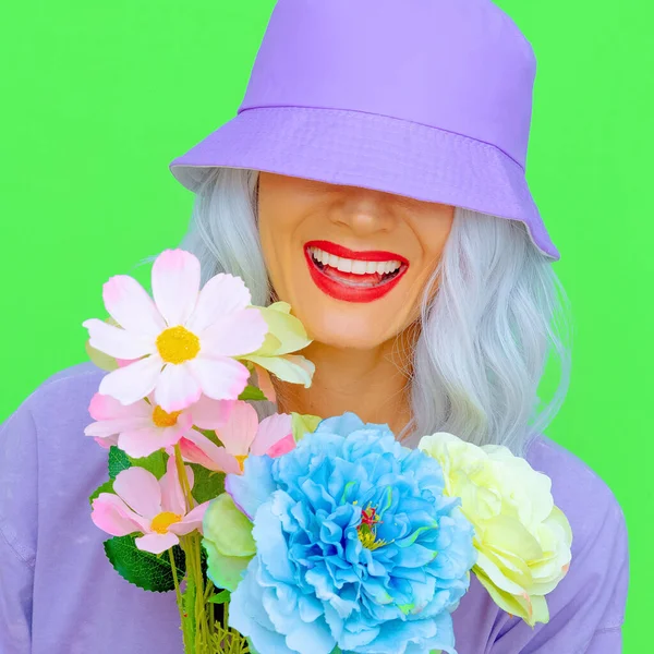 Chica Verano Sonriente Con Flores Sombrero Cubo Moda Enfoque Emocional — Foto de Stock