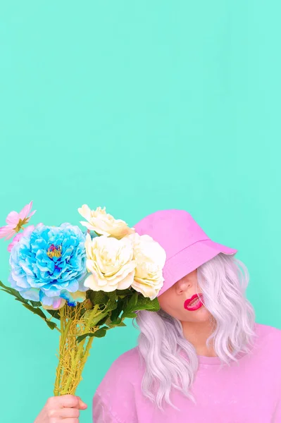 Hipster Lady Com Flores Chapéu Balde Moda Vibrações Frescas Verão — Fotografia de Stock