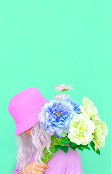 Hipster Girl Med Blommor Trendig Hatt Färska Sommarblomstrande Vibbar Pastellfärgat — Stockfoto