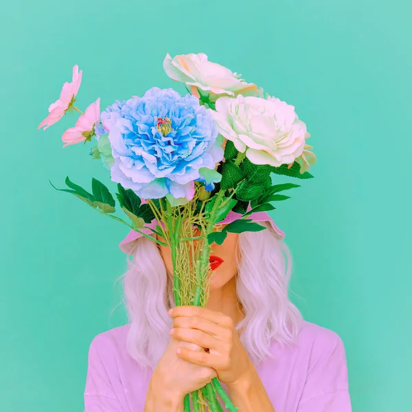 Hipster Girl Com Flores Buquê Vibrações Frescas Verão Florescendo Tendências — Fotografia de Stock