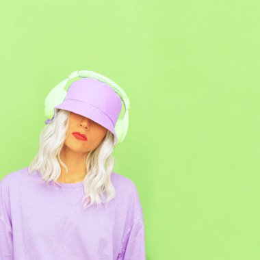 Hippi DJ kız şık kulaklıklar ve kova şapkalar takıyor. En düşük monokrom renk tasarım eğilimleri