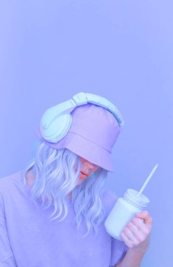 Ice Smoothie DJ Kız şık kulaklıklar ve kova şapkalar takıyor. Asgari tek renkli pastel renk eğilimleri