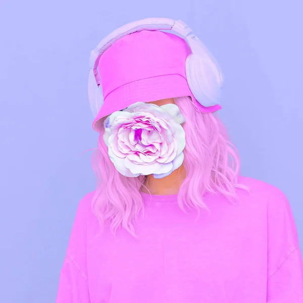 スタイリッシュなヘッドフォンやバケツの帽子の花Djガール ミニマルモノクロームパープルのデザイントレンド — ストック写真
