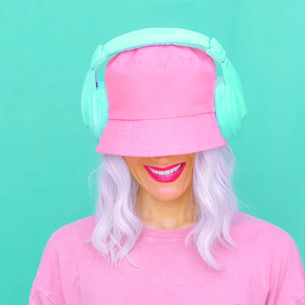 Şık Kulaklıkları Kova Şapkalarıyla Gülümseyen Kız Düşük Tek Renkli Vanilya — Stok fotoğraf