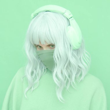 Moda renkleri estetik. Tek renkli trendler. Aqua Menthe bakışı. Dj Covid Kızı