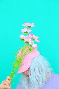 Şehvetli kız estetiği. Çiçekler yaz mevsiminin yeni görünüşü. Moda kaptanı. Şehir tarzı