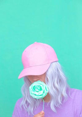 Vanilyalı Kız estetiği. Taze çiçekler yaz sokak modasına uygun..