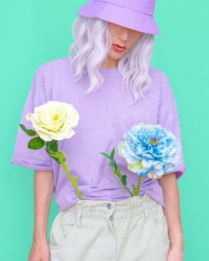 Moda şapkalı, çiçekli moda yaz kızı. Pastel renk tasarımı