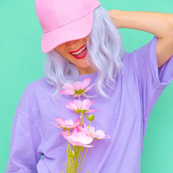 Positiv Sommar Blond Flicka Med Blommor Trendig Casual Look Design — Stockfoto