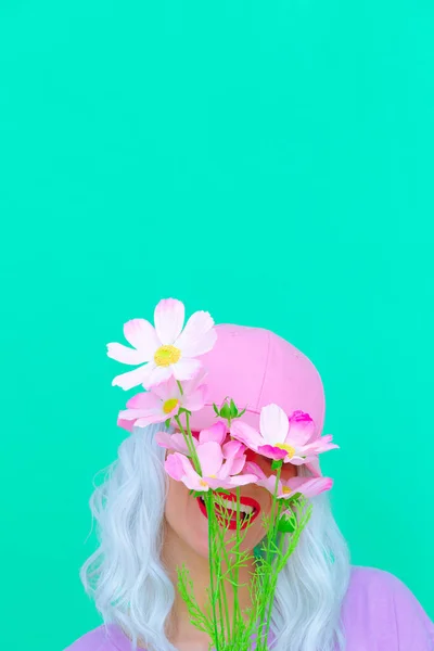 Estética Summer Girl Sorria Loira Com Flores Hora Verão Fresco — Fotografia de Stock