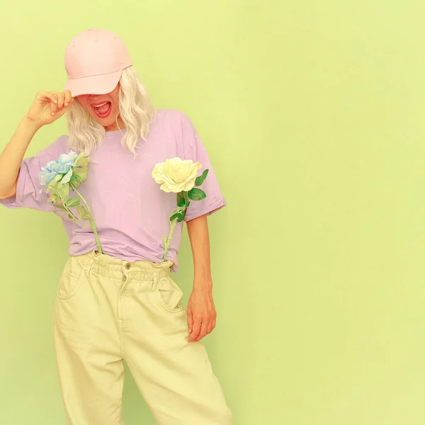 Mode Sommar Flicka Med Blommor Trendiga Casual Look Design Pastellfärger — Stockfoto