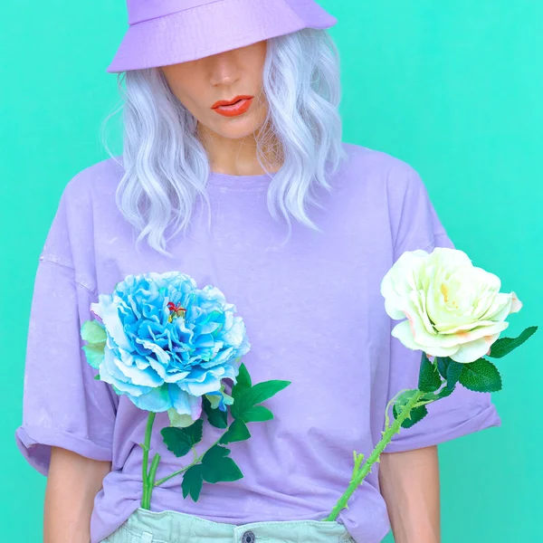 Κομψό Καλοκαιρινό Κορίτσι Λουλούδια Μοντέρνο Καπέλο Κουβά Σχεδιασμός Χρωμάτων Παστέλ — Φωτογραφία Αρχείου
