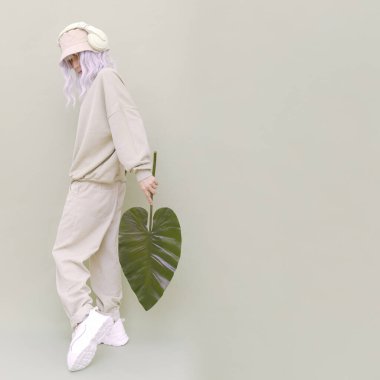 DJ kız stüdyoda poz veriyor. Şehir tarzı. Hip-hop. Dansçı. Taze bej kıyafetler. Moda monokrom estetik renkleri.