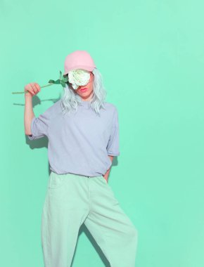 Havalı yaz havasında gülleri olan şık estetik bir kız. Vanilya Pastel renk tasarımı