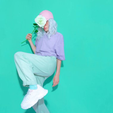 Moda havasında yaz havasında gülleri olan estetik bir kız. Vanilya Pastel renk tasarımı