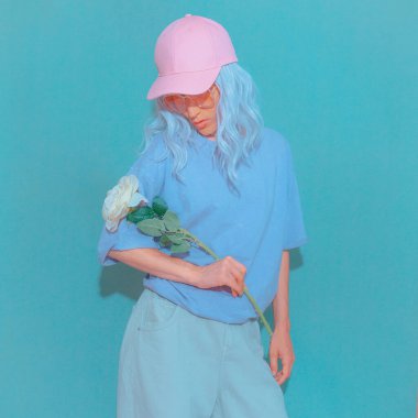 Moda desenli Vanilya Pastel renkli çiçekli şık bir yaz estetiği kızı.