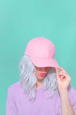 Modaya uygun yaz aksesuarları giyen estetik sarışın kız. Pembe şapkalı Vanilyalı Pastel renkler.