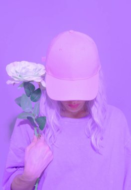 Modaya uygun yaz aksesuarları giyen estetik sarışın kız. Cap Mor Vanilyalı Pastel monokrom tasarımı