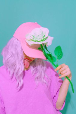 Modayı takip eden yaz aksesuarları içinde oyuncu bir estetik kız. Pembe şapkalı Vanilyalı Pastel renkler.
