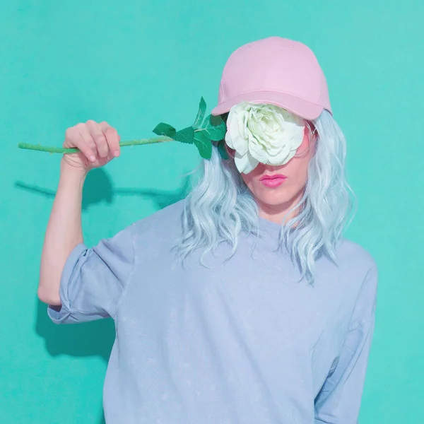 Elegante Chica Estética Verano Con Rosas Gorra Moda Vanilla Pastel — Foto de Stock