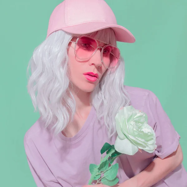 Estetyczna Dziewczyna Moda Róż Modne Akcesoria Świeże Lato Różowe Okulary — Zdjęcie stockowe