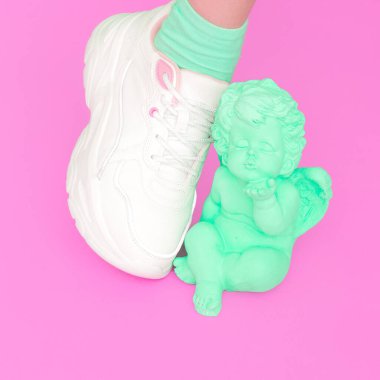 Şık beyaz ayakkabılar ve melek heykeli. Minimum moda yaz havası konsepti. Blogcular, web siteleri, dergiler, iş sahipleri, Instagram moda sayfası için ideal. Moda monokrom tasarımı