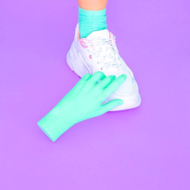 Şık beyaz ayakkabılar ve sahte eller. Minimum moda yaz havası konsepti. Vanilya tasarımı. Blogcular, web siteleri, dergiler, iş sahipleri, Instagram moda sayfası için ideal. Moda monokrom renkleri